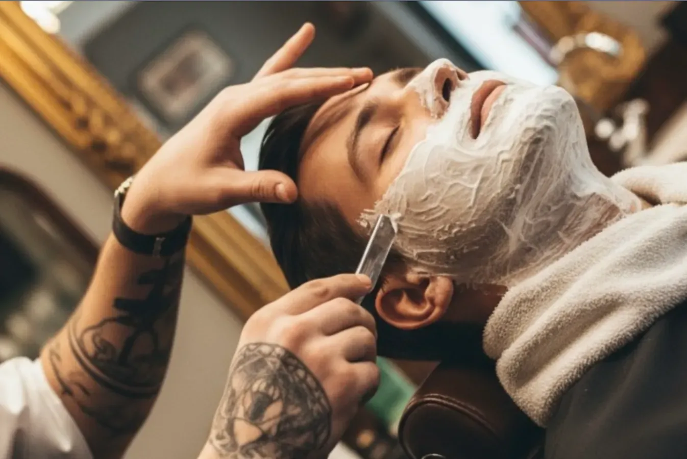 驚くほど肌が変わる！プロの「シェービング」が自宅の髭剃りと一味違うワケ